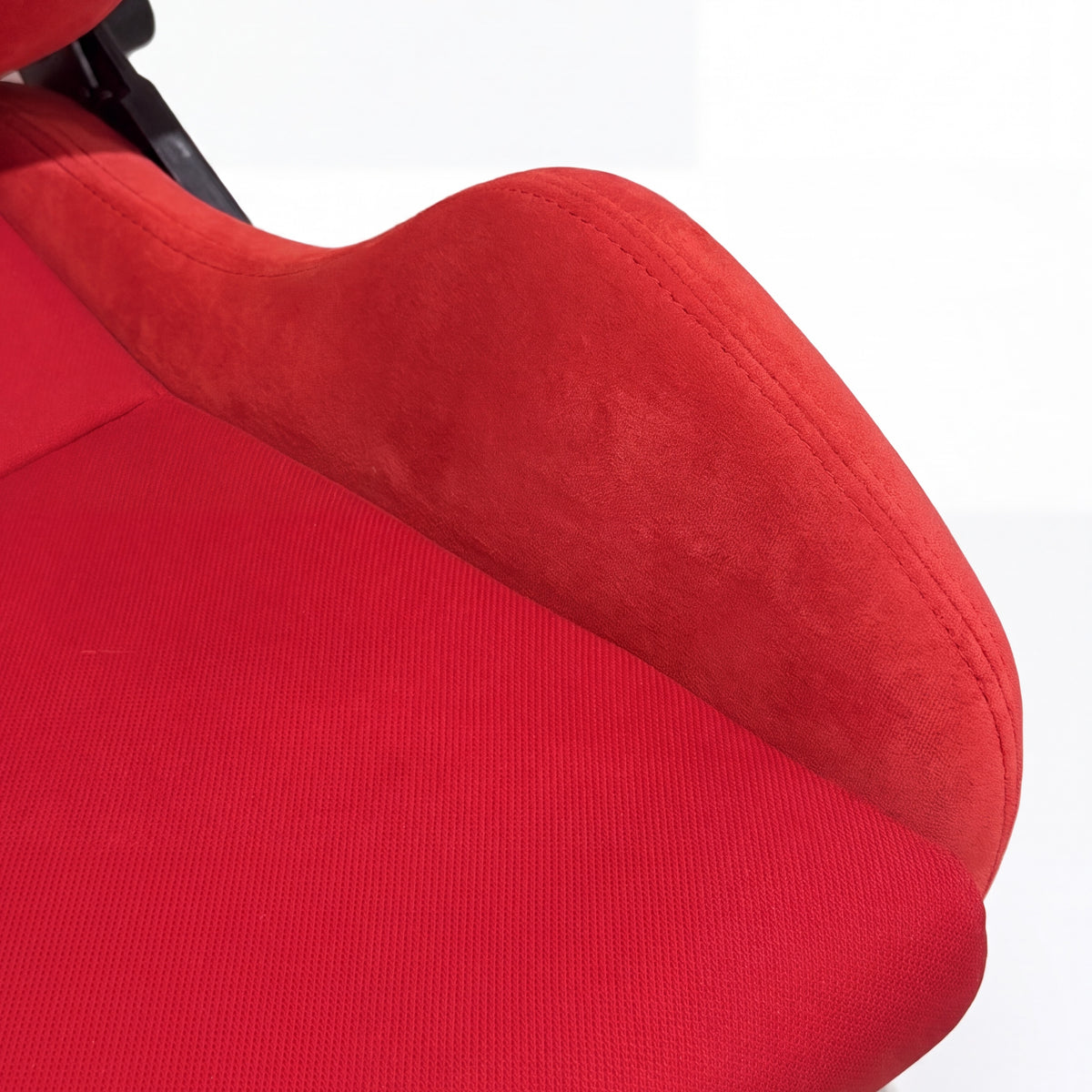 SR4 style bucket seat in red, bolster close-up